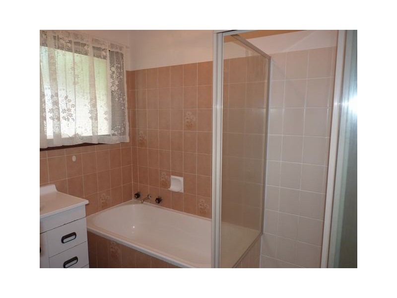 2 Naretha Street, Glenfield Park NSW 2650