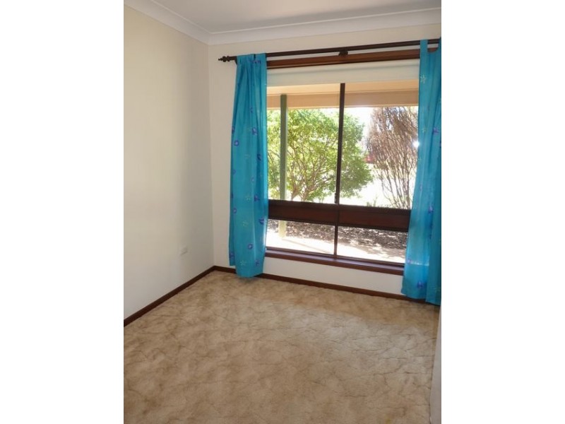 2 Naretha Street, Glenfield Park NSW 2650