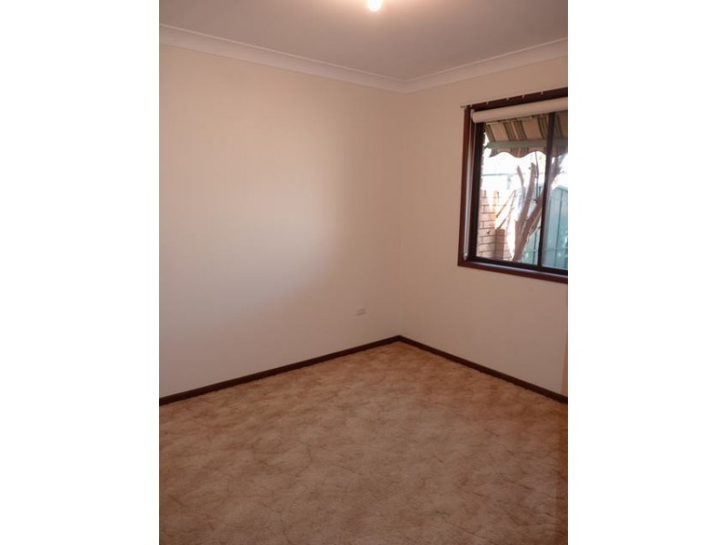 2 Naretha Street, Glenfield Park NSW 2650