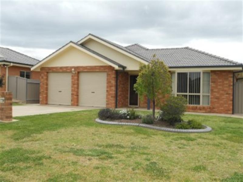 7 Womboin Crescent, Glenfield Park NSW 2650