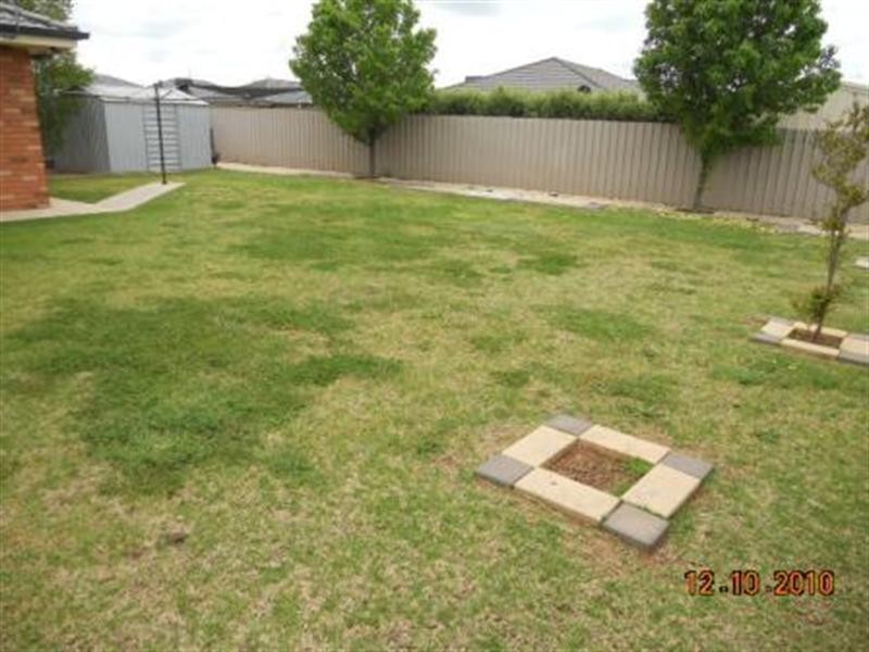 7 Womboin Crescent, Glenfield Park NSW 2650