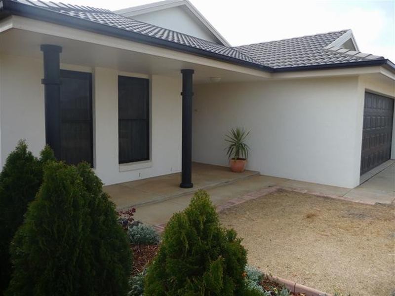 13 Womboin Crescent, Glenfield Park NSW 2650