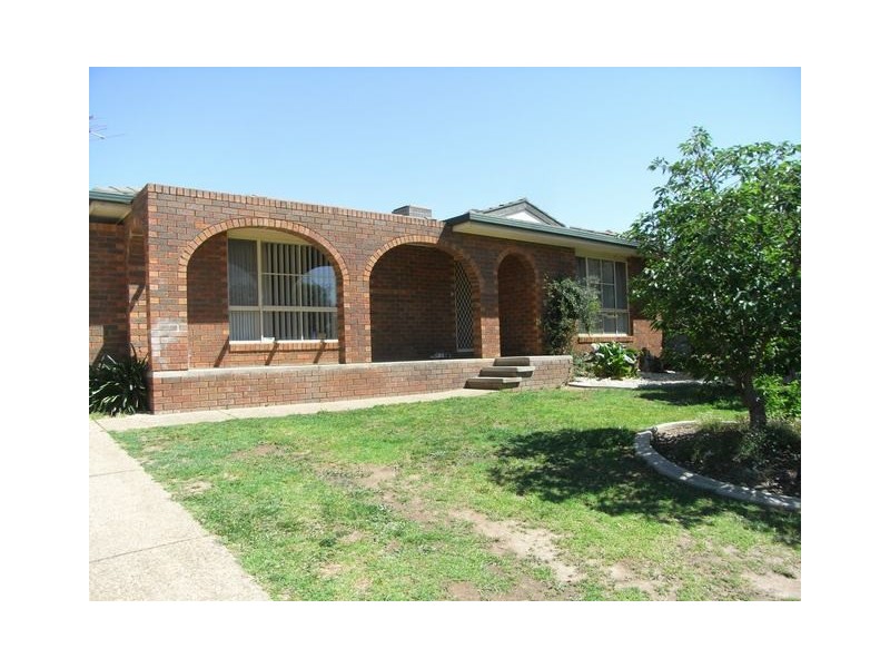 11 Gunn Drive, Estella NSW 2650