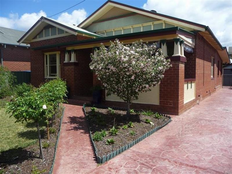 4 Macleay Street, Turvey Park NSW 2650