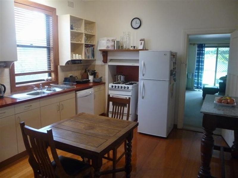 4 Macleay Street, Turvey Park NSW 2650