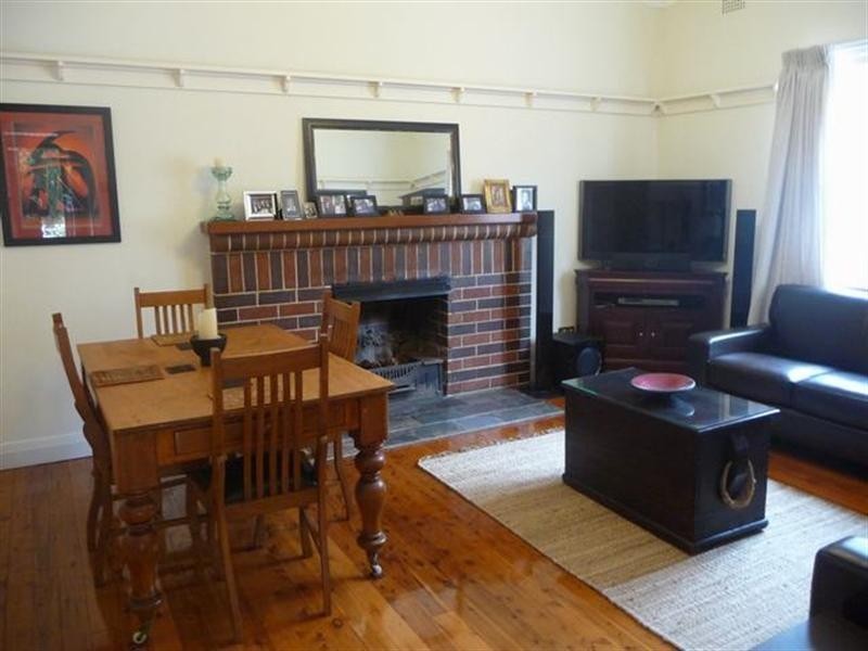 4 Macleay Street, Turvey Park NSW 2650