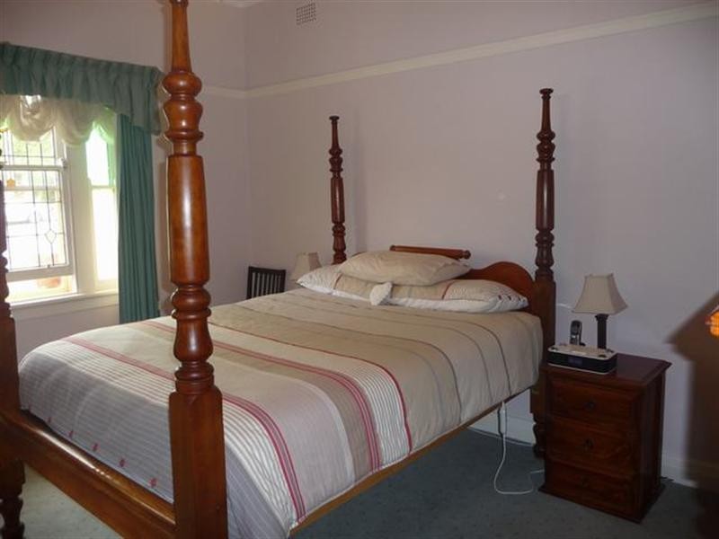 4 Macleay Street, Turvey Park NSW 2650