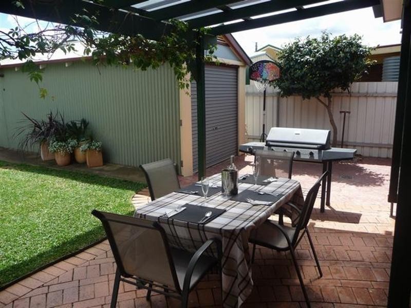 4 Macleay Street, Turvey Park NSW 2650