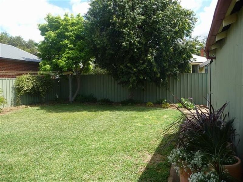 4 Macleay Street, Turvey Park NSW 2650