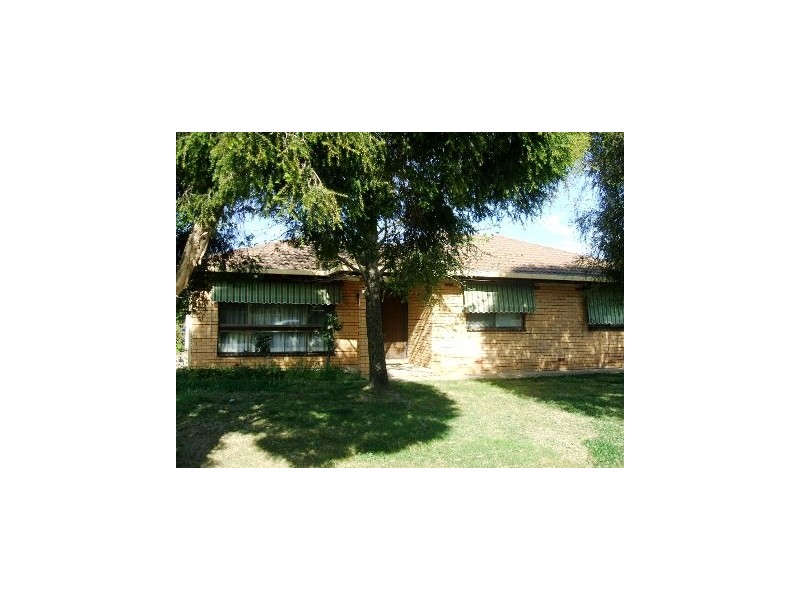 18 Lake Street, Lake Albert NSW 2650