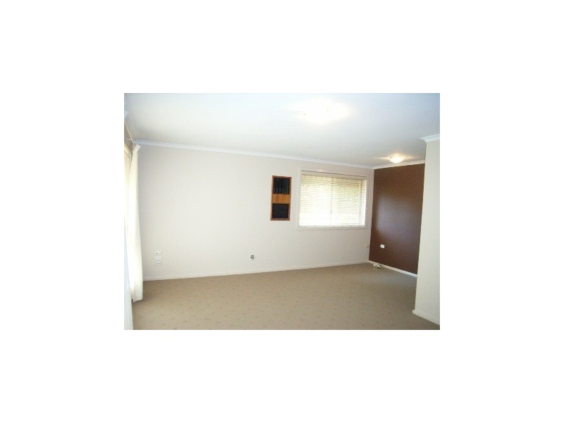 18 Lake Street, Lake Albert NSW 2650