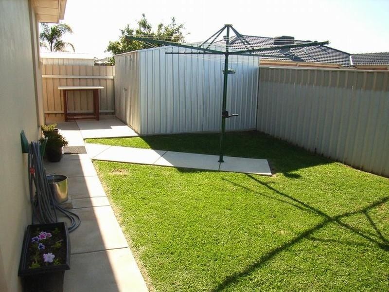 10 Woomera Place, Glenfield Park NSW 2650