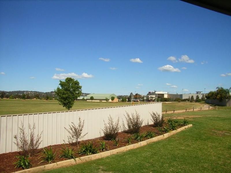 10 Woomera Place, Glenfield Park NSW 2650