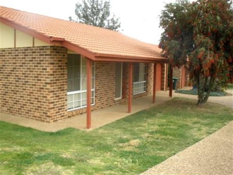 1/33 Balleroo Crescent, Glenfield Park NSW 2650