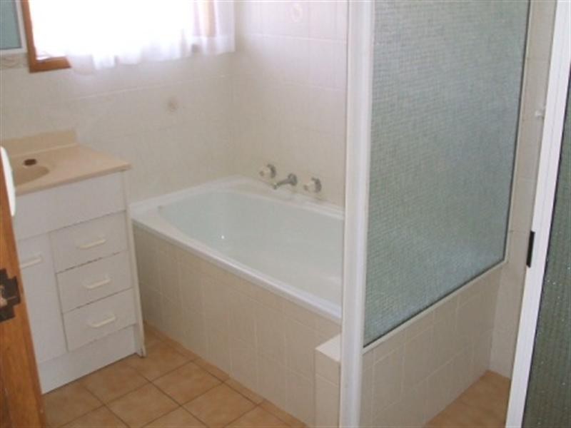 1/33 Balleroo Crescent, Glenfield Park NSW 2650