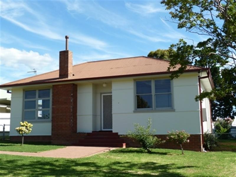 4 Fernleigh Road, Turvey Park NSW 2650