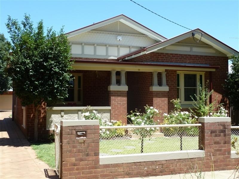 18 Lindsay Street, Turvey Park NSW 2650