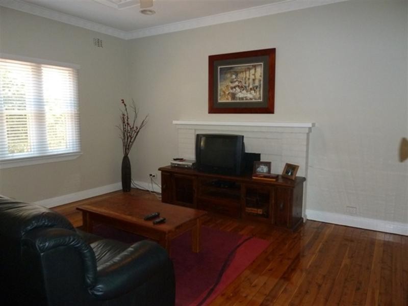 18 Lindsay Street, Turvey Park NSW 2650