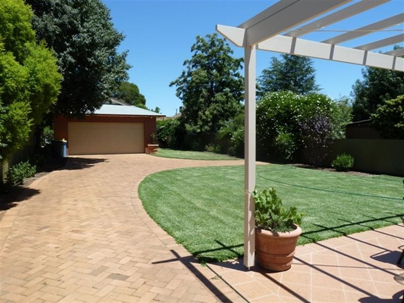 18 Lindsay Street, Turvey Park NSW 2650