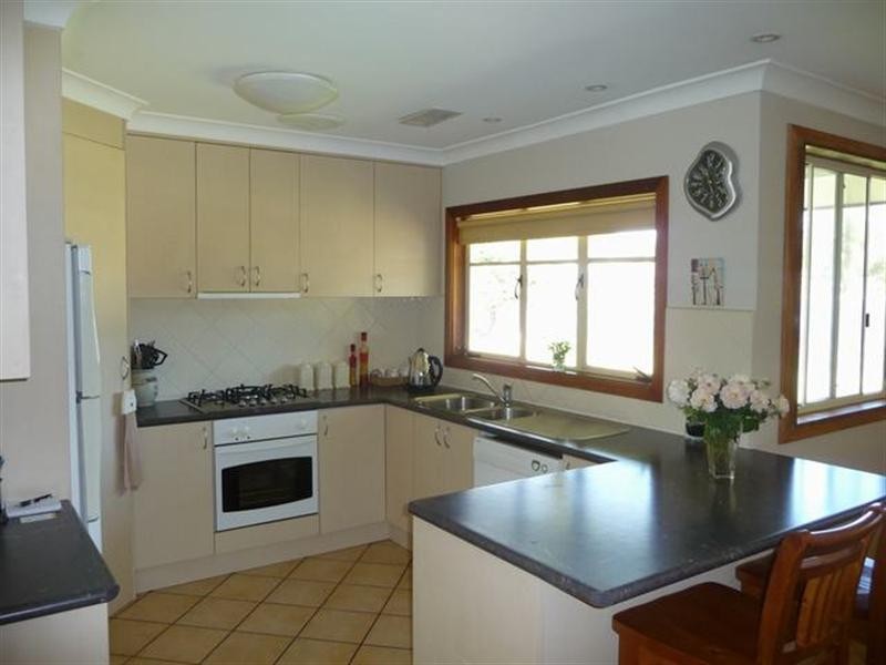 7 Norfolk Avenue, Lake Albert NSW 2650