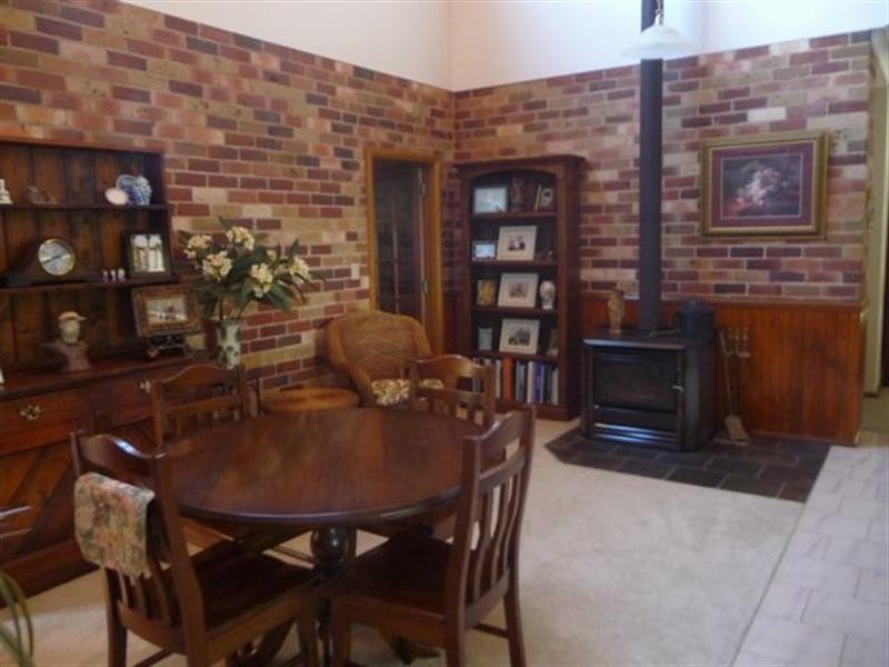 1 Lincoln Avenue, Tolland NSW 2650