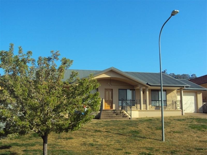 18 Patamba Street, Kooringal NSW 2650