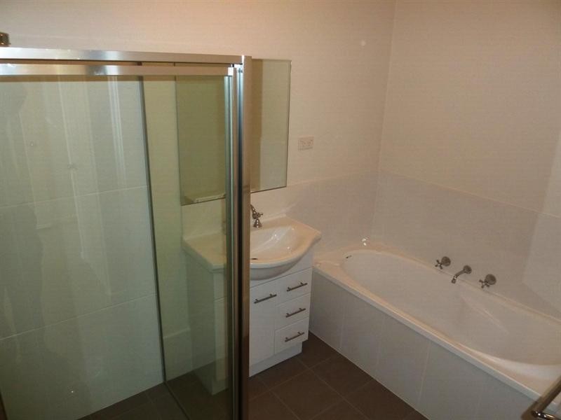 2/10 Mirrul Street, Glenfield Park NSW 2650