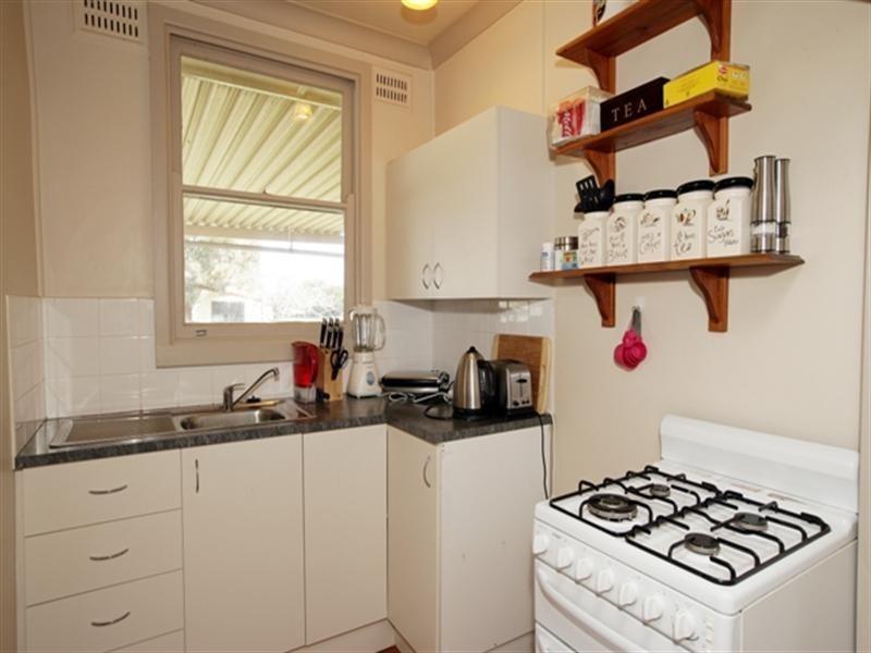 77 Phillip Avenue, Mount Austin NSW 2650