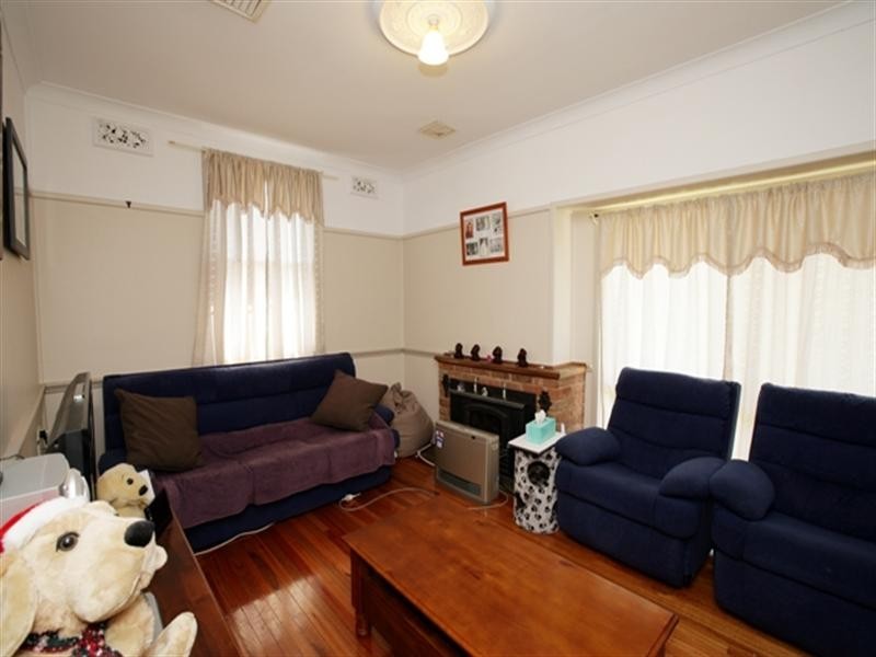 77 Phillip Avenue, Mount Austin NSW 2650