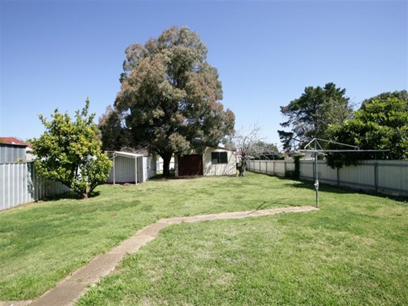 77 Phillip Avenue, Mount Austin NSW 2650