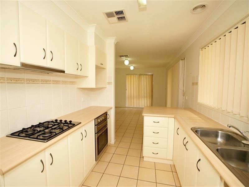 72 Yentoo Drive, Glenfield Park NSW 2650