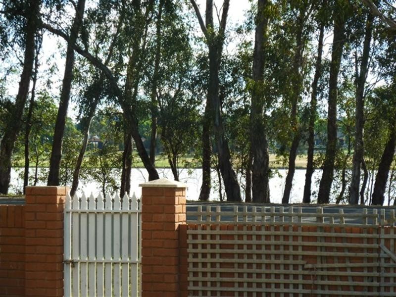 2/2 Honeysuckle Place, Lake Albert NSW 2650