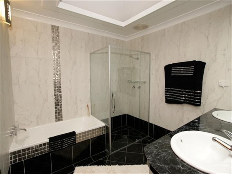 6 Poplar Road, Lake Albert NSW 2650