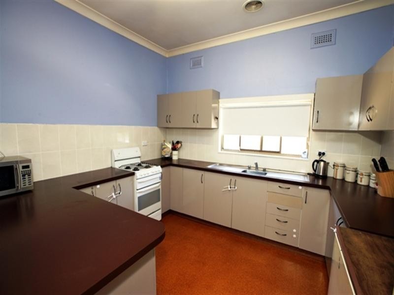 5 Halloran Street, Turvey Park NSW 2650