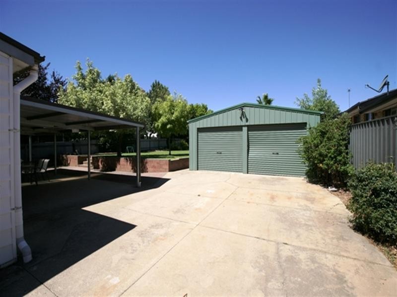 5 Halloran Street, Turvey Park NSW 2650