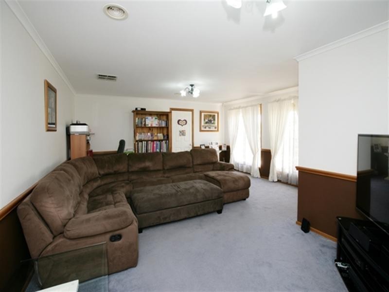 102 Kaloona Drive, Bourkelands NSW 2650