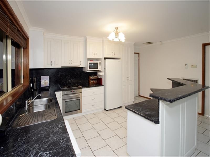 102 Kaloona Drive, Bourkelands NSW 2650