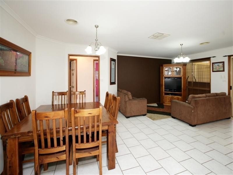 102 Kaloona Drive, Bourkelands NSW 2650