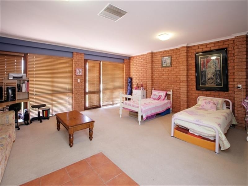 1 Bandera Avenue, Glenfield Park NSW 2650