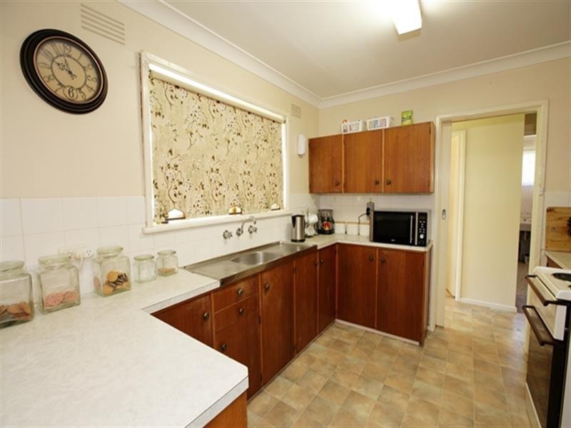 31 Waranga Avenue, Mount Austin NSW 2650