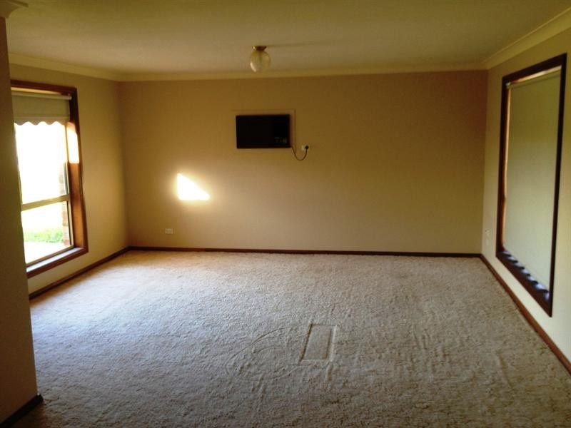 100 Dalman Parkway, Glenfield Park NSW 2650