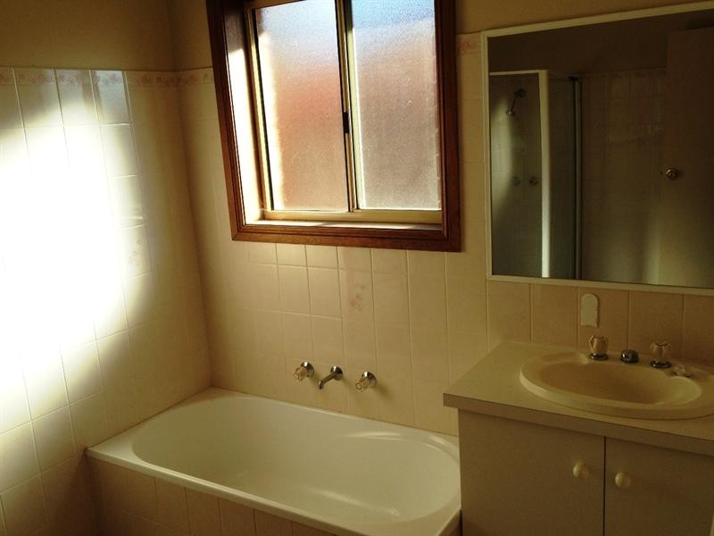 100 Dalman Parkway, Glenfield Park NSW 2650