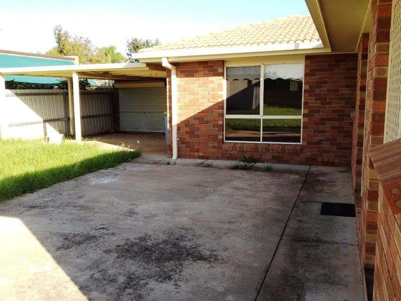 100 Dalman Parkway, Glenfield Park NSW 2650