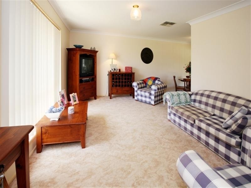 16 Kaldari Crescent, Glenfield Park NSW 2650