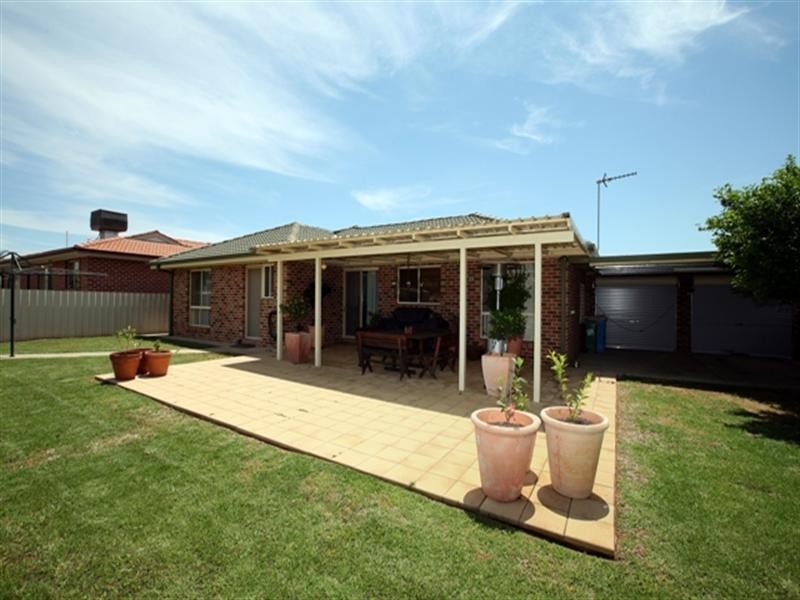 16 Kaldari Crescent, Glenfield Park NSW 2650