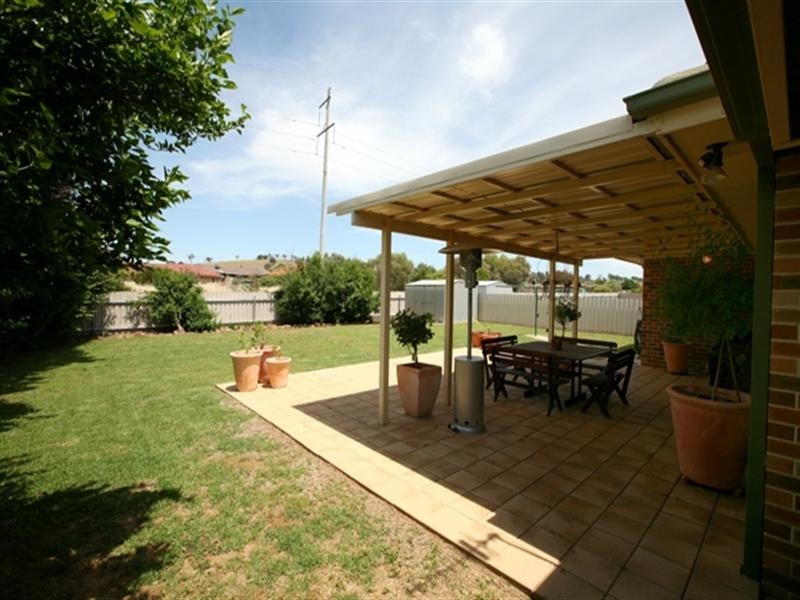 16 Kaldari Crescent, Glenfield Park NSW 2650