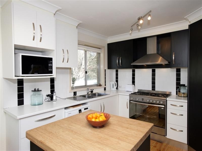 6 Geneva Crescent, Lake Albert NSW 2650