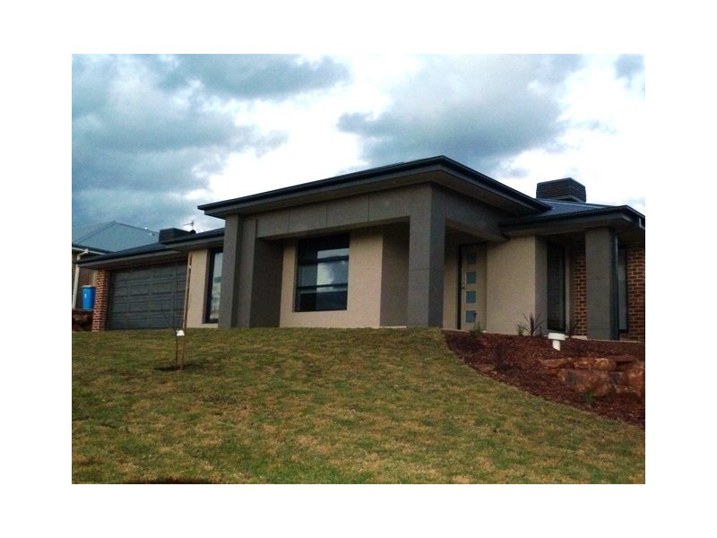 2/27 Osterley Street, Bourkelands NSW 2650