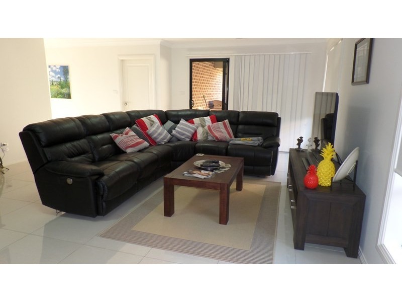 2/27 Osterley Street, Bourkelands NSW 2650