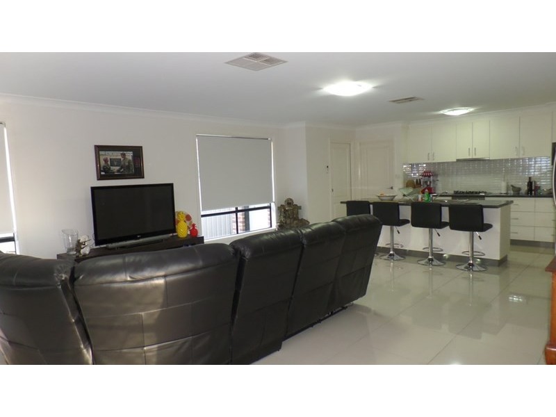 2/27 Osterley Street, Bourkelands NSW 2650